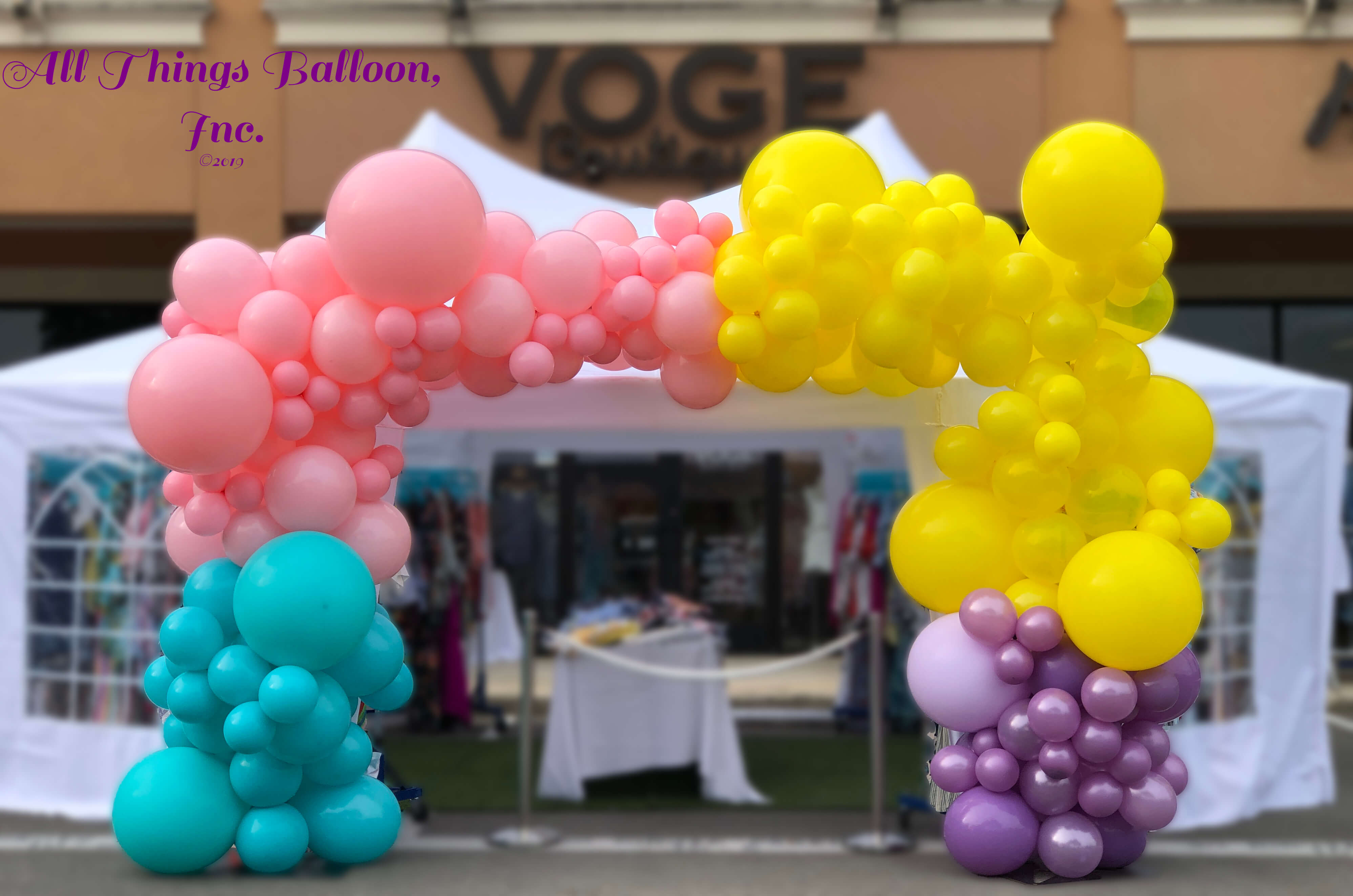 balloon decor - organic balloon arch